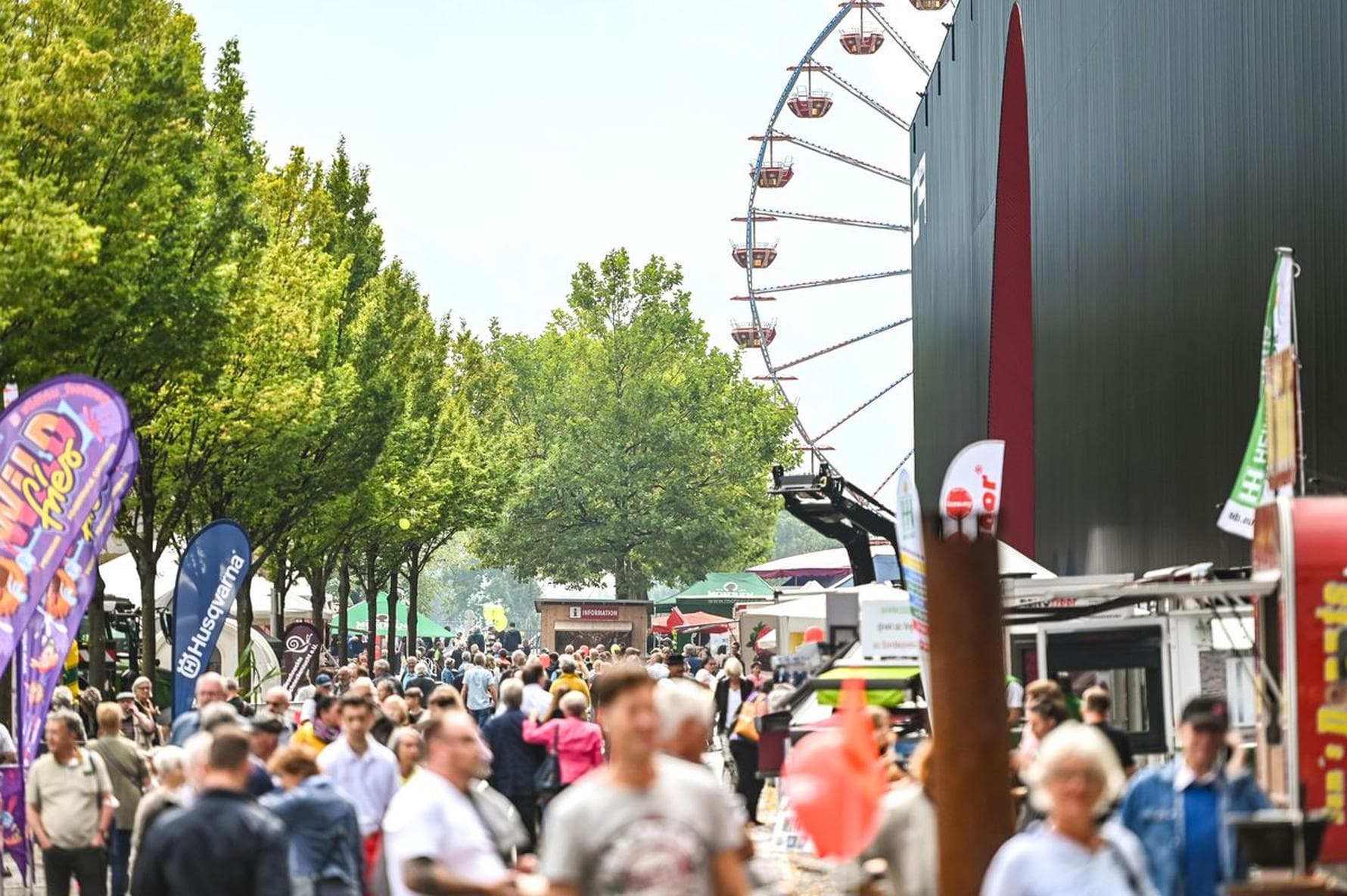 Besucher im Freigeländer auf der Herbstmesse Dornbirn © Udo Mittelberger